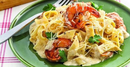 Феттучине в сливочном соусе с креветками