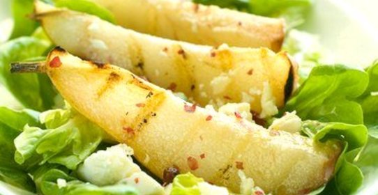 Печеные груши с сыром пекорино и карамельным соусом