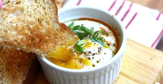 Запеченные яйца в томатном соусе