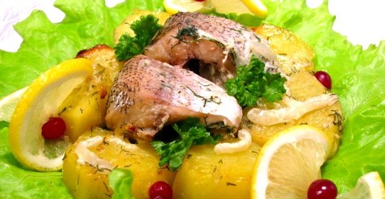 Рыба с картофелем, запеченные в «рукаве»