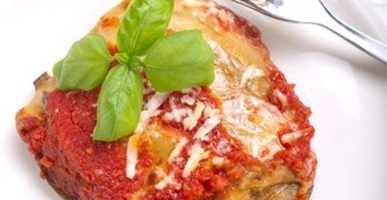 Запеченные баклажаны с соусом маринара под корочкой из пармезана (Melanzane alla Parmigiana)