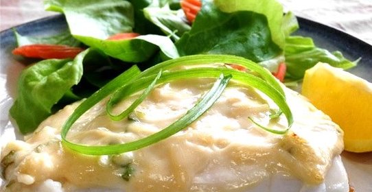 Рыба, запеченная под соусом