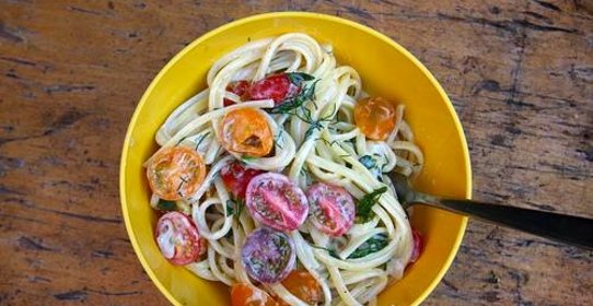 Лингвини с помидорами и зеленью