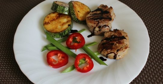 Медальоны из свинины с кабачками гриль