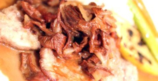 Ветчина с лисичками и сливочно-горчичным соусом