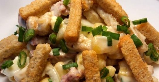 Салат с сухариками и колбасой