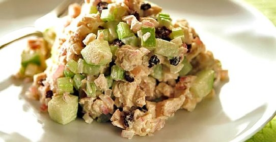 Салат с запеченной курицей, яблоком и сельдереем