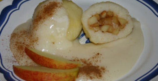 Манные кнедли с яблочно-ванильным соусом