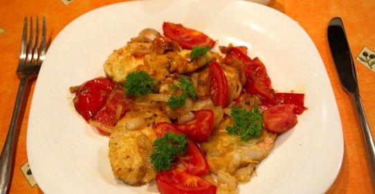 Грудка с помидорами