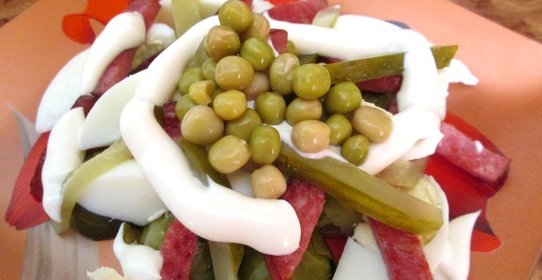 Салат из брюссельской капусты с яйцом и колбасой