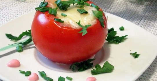 Яйцо, запеченное в помидоре