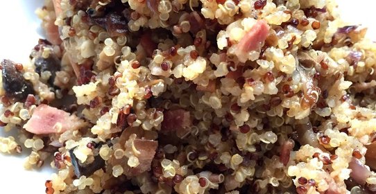 Киноа с беконом, грибами и креольскими специями