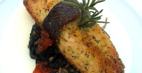 Лосось со шпинатом в сливочно-икорном соусе