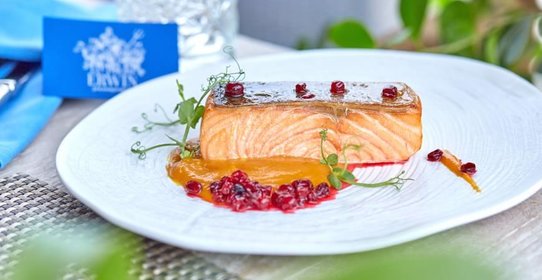 Стейк из семги с соусом из печеной тыквы и моченой брусники