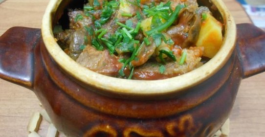 Жаркое в горшочке с говядиной и грибами