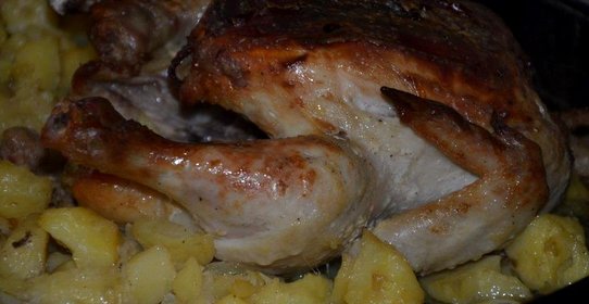 Курочка с яблоками и чесноком