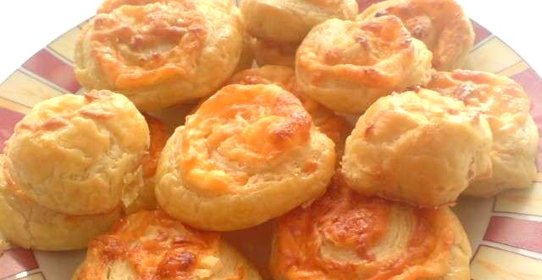 Булочки с сыром из слоеного теста