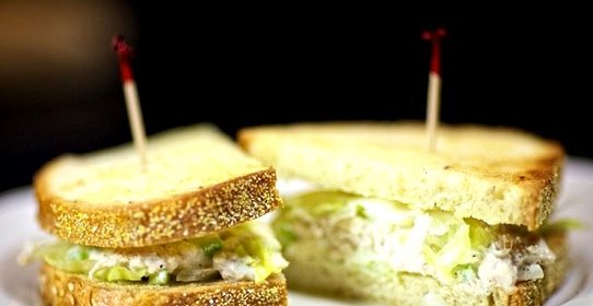 Салат с гренками