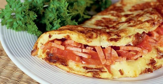 Омлет с ветчиной и помидорами