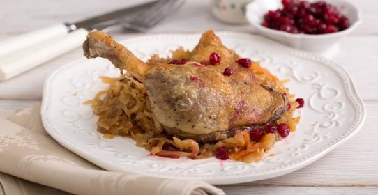 Конфи из утиных ножек с тушеной квашеной капустой