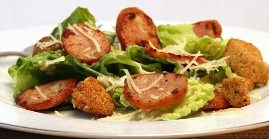 Салат Цезарь с колбасой