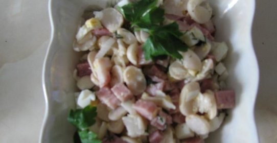 Салат-коктейль с ветчиной и фасолью
