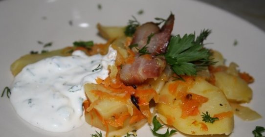 Картофель, запеченый с беконом и овощами