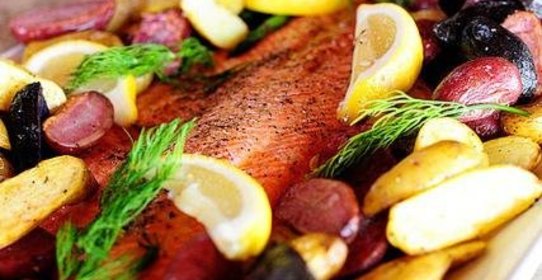 Жареный лосось с картофелем, спаржей и каперсами