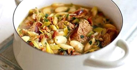 Касероль с колбасой и бобами