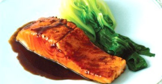 Лосось на гриле с кулисом из красного вина и ежевики