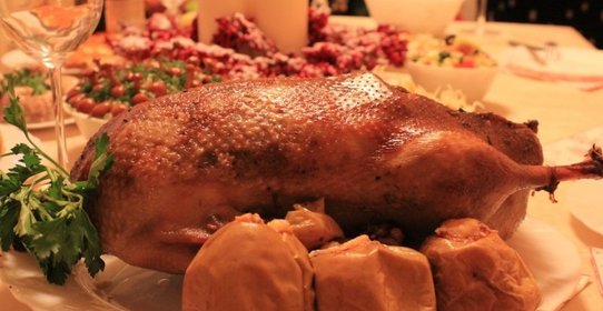 Запеченный с яблоками и рисом гусь с соусом из потрошков