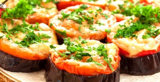 Баклажаны, запеченные с помидорами и сыром