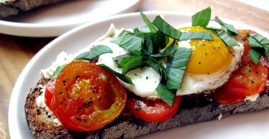 Яичница с помидорами и сыром