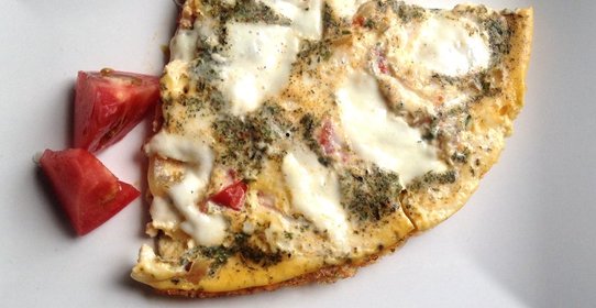 Омлет с помидорами, сладким перцем и сыром моцарелла