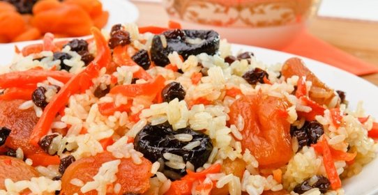 Морковь тушеная с рисом и черносливом