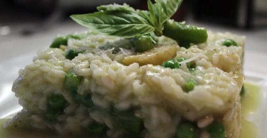 Ризотто со спаржей, артишоками и зеленым горошком