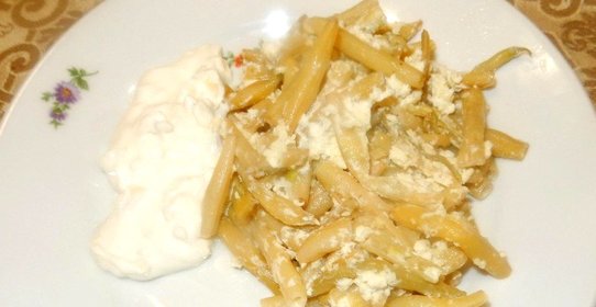 Стручковая фасоль с чесночным соусом