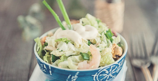 Салат с морским коктейлем