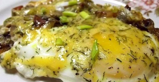 Яичница с грибами и сыром