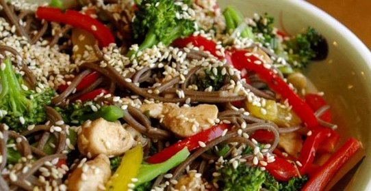 Соба с курицей и овощами