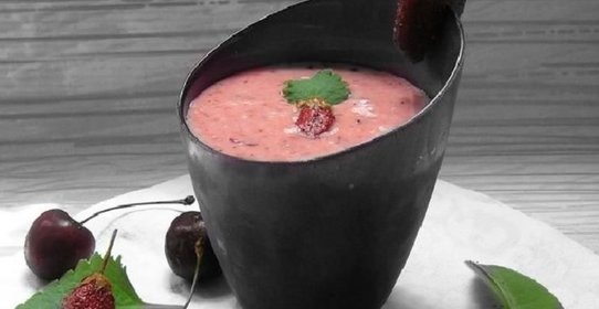 Йогуртовый смузи с клубникой и черешней