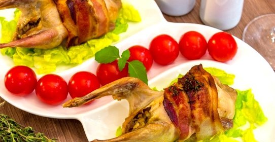 Перепела, фаршированные гречкой и беконом