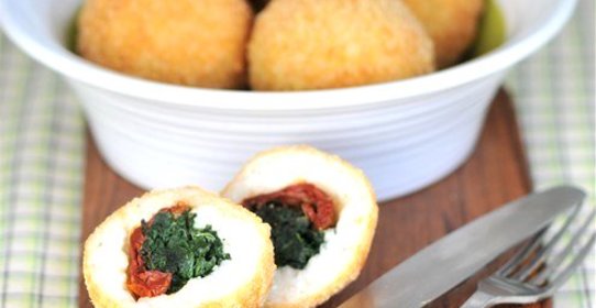 Аранчини с вялеными томатами и шпинатом