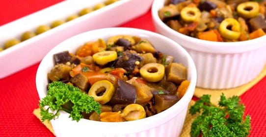 Баклажаны, тушенные с оливками и помидорами