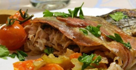Карп с овощами в беконе.