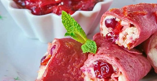 Блины из запеченной свеклы с маскарпоне и клюквой
