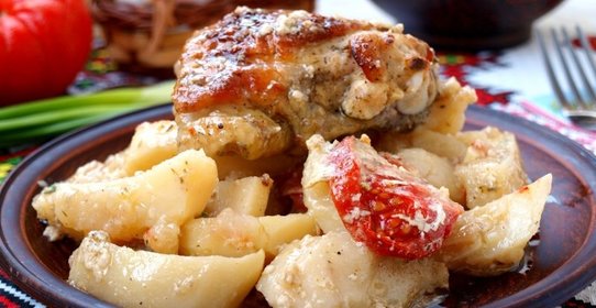 Запечённые куриные бёдра с картофелем