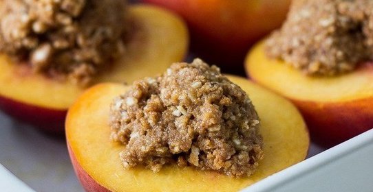 Запеченные персики с ореховой пастой