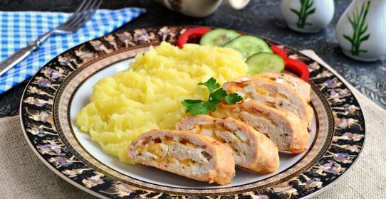 Колбаска из куриного фарша с начинкой из яиц и сыра