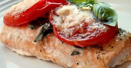 Стейк из лосося с базиликом и томатами